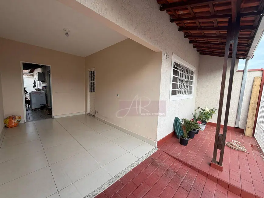 Foto 1 de Casa com 3 quartos à venda, 150m2 em Pouso Alegre - MG