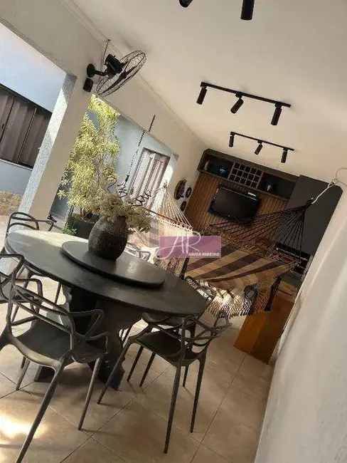 Foto 2 de Casa com 3 quartos à venda, 200m2 em Jardim Noronha, Pouso Alegre - MG