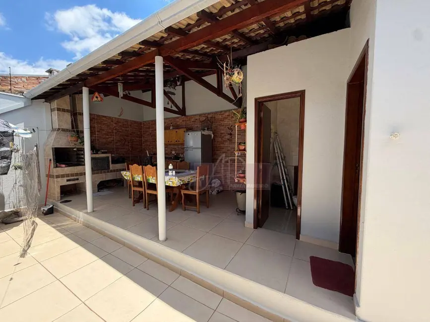 Foto 1 de Casa com 5 quartos à venda, 286m2 em Pouso Alegre - MG