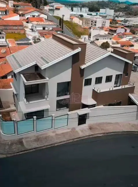 Foto 1 de Casa com 3 quartos à venda, 320m2 em Fátima III, Pouso Alegre - MG