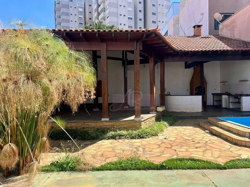 Foto 1 de Casa com 4 quartos à venda, 600m2 em Pouso Alegre - MG