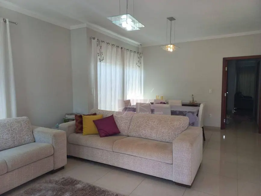 Foto 3 de Casa com 5 quartos à venda, 300m2 em Pouso Alegre - MG