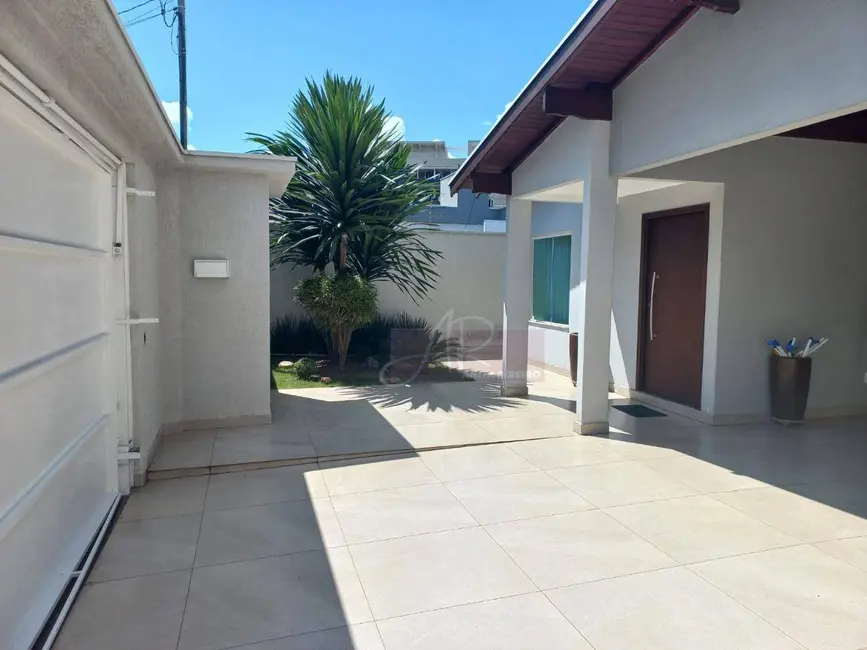 Foto 2 de Casa com 5 quartos à venda, 300m2 em Pouso Alegre - MG