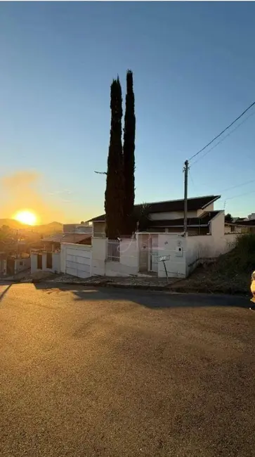 Casa com 3 quartos à venda, 438m2 em Pouso Alegre - MG - imagem 1 Foto 1 de Casa com 3 quartos à venda, 438m2 em Pouso Alegre - MG