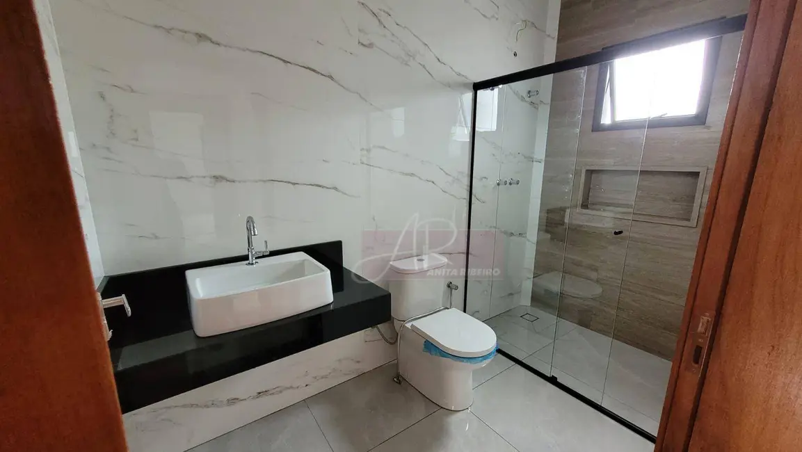 Casa com 3 quartos à venda, 300m2 em Colinas de Santa Bárbara, Pouso Alegre - MG - imagem 5 Foto 5 de Casa com 3 quartos à venda, 300m2 em Colinas de Santa Bárbara, Pouso Alegre - MG