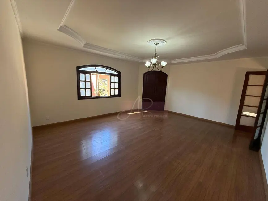 Casa com 5 quartos à venda, 450m2 em Pouso Alegre - MG - imagem 2 Foto 2 de Casa com 5 quartos à venda, 450m2 em Pouso Alegre - MG