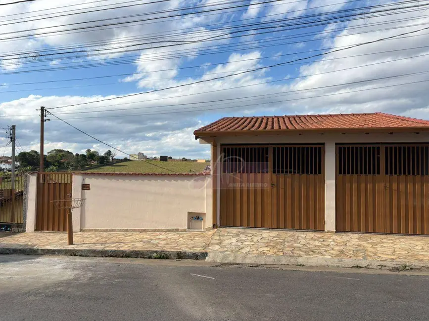 Foto 1 de Casa com 2 quartos à venda, 200m2 em Pouso Alegre - MG