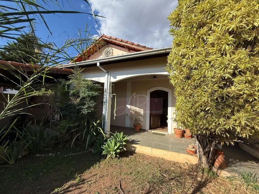 Foto 1 de Casa com 5 quartos à venda, 450m2 em Pouso Alegre - MG
