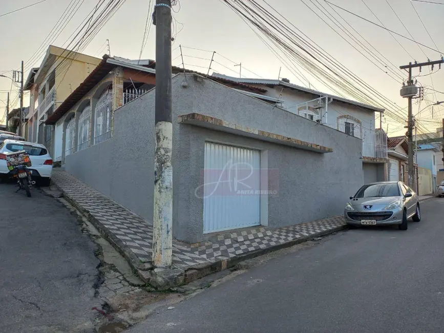 Foto 1 de Casa com 5 quartos à venda, 255m2 em Pouso Alegre - MG