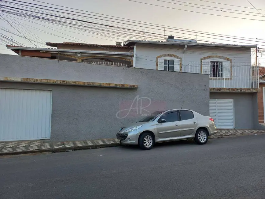 Foto 2 de Casa com 5 quartos à venda, 255m2 em Pouso Alegre - MG