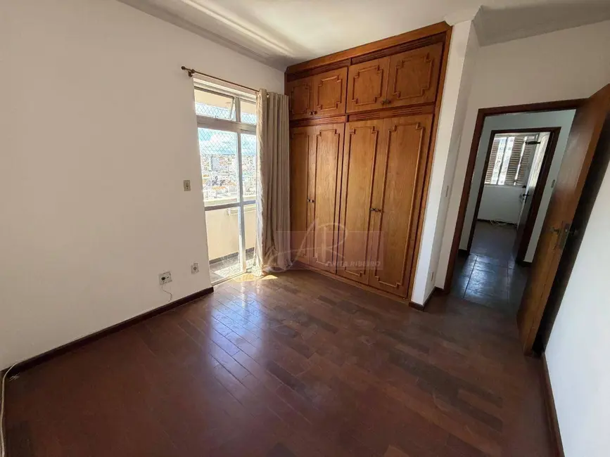 Apartamento com 3 quartos à venda, 137m2 em Centro, Pouso Alegre - MG - imagem 8 Foto 8 de Apartamento com 3 quartos à venda, 137m2 em Centro, Pouso Alegre - MG