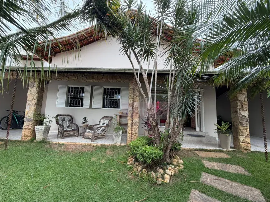 Foto 1 de Casa com 5 quartos à venda, 450m2 em Pouso Alegre - MG