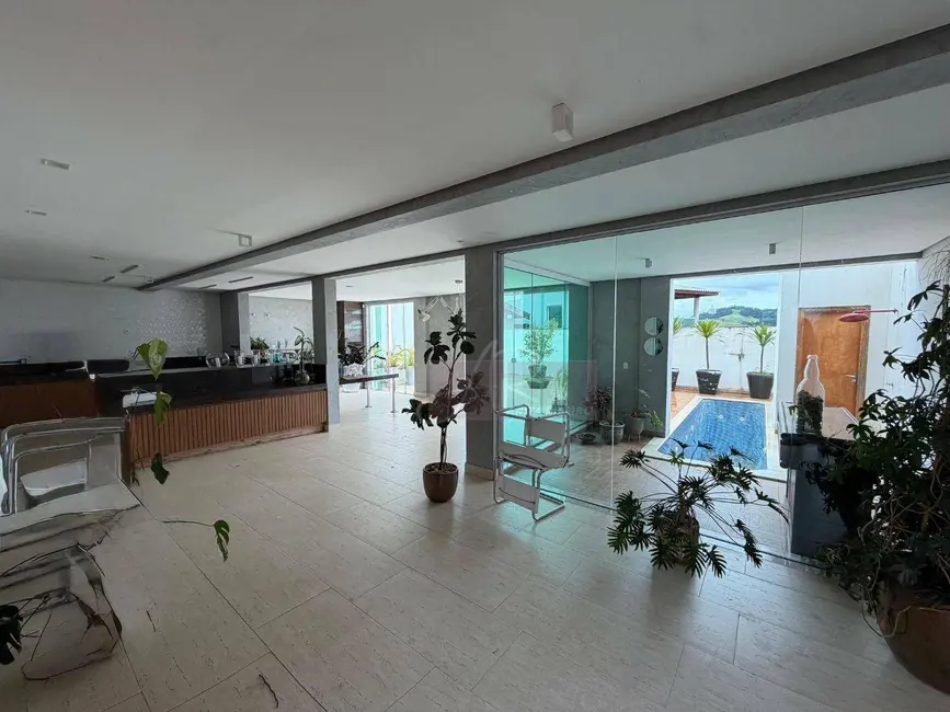 Foto 1 de Casa com 3 quartos à venda, 307m2 em Pouso Alegre - MG