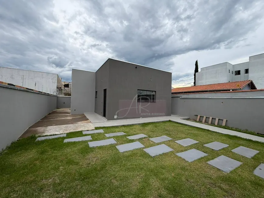 Foto 1 de Casa com 3 quartos à venda, 240m2 em Pouso Alegre - MG