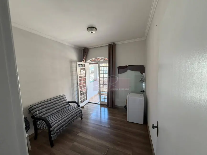 Foto 2 de Casa com 7 quartos à venda, 160m2 em Centro, Pouso Alegre - MG