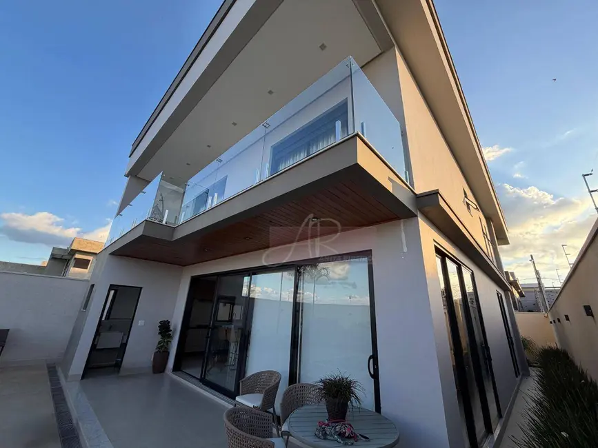 Casa com 4 quartos à venda, 360m2 em Residencial Astúrias, Pouso Alegre - MG - imagem 2 Foto 2 de Casa com 4 quartos à venda, 360m2 em Residencial Astúrias, Pouso Alegre - MG