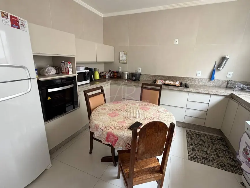 Foto 3 de Casa com 3 quartos à venda, 191m2 em Centro, Pouso Alegre - MG