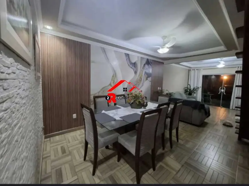 Foto 3 de Casa com 5 quartos à venda, 218m2 em Araruama - RJ