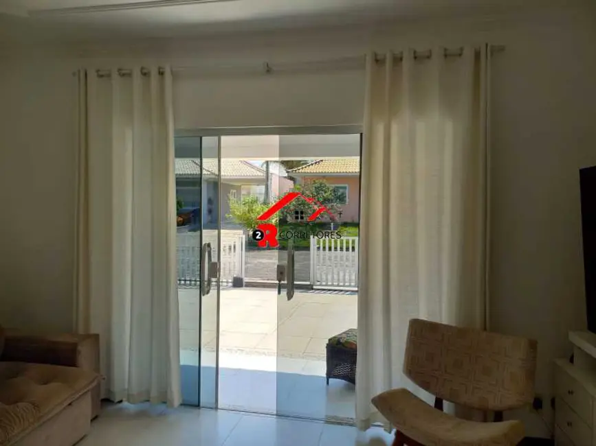 Foto 2 de Casa de Condomínio com 3 quartos à venda, 168m2 em Araruama - RJ