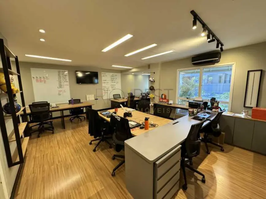 Sala Comercial à venda e para alugar, 140m2 em Rio De Janeiro - RJ - imagem 3 Foto 3 de Sala Comercial à venda e para alugar, 140m2 em Rio De Janeiro - RJ