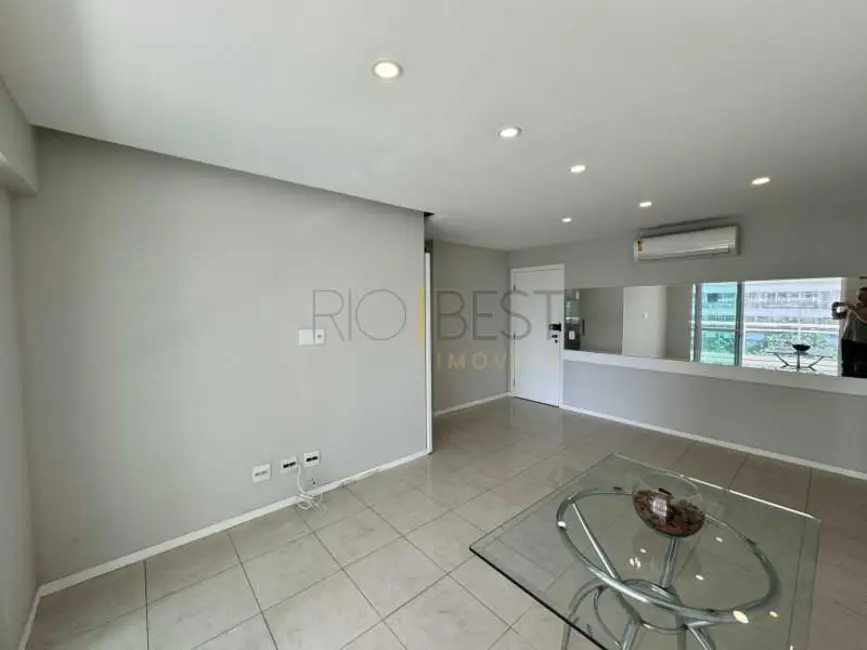 Apartamento com 3 quartos para alugar, 110m2 em Rio De Janeiro - RJ - imagem 6 Foto 6 de Apartamento com 3 quartos para alugar, 110m2 em Rio De Janeiro - RJ