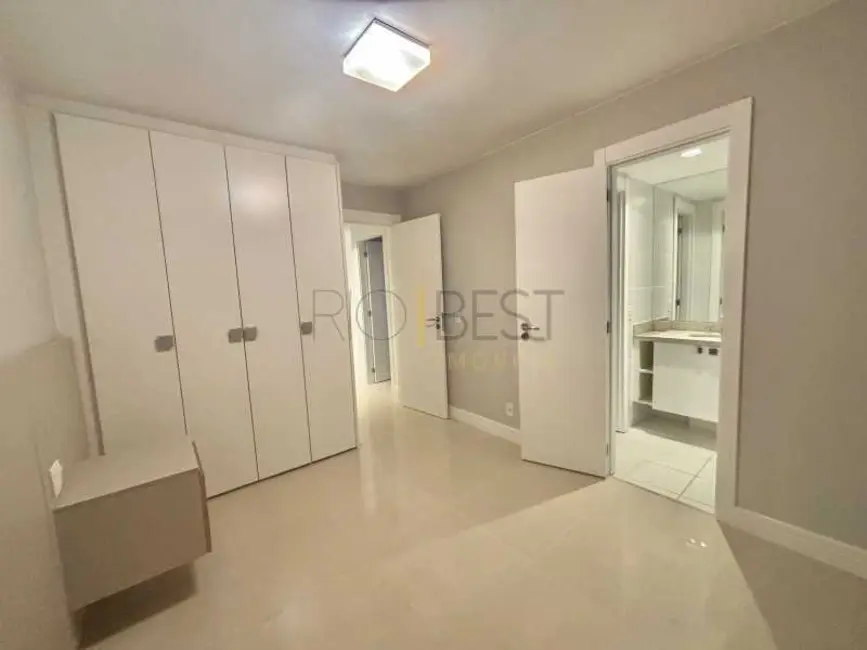 Apartamento com 4 quartos para alugar, 193m2 em Rio De Janeiro - RJ - imagem 9 Foto 9 de Apartamento com 4 quartos para alugar, 193m2 em Rio De Janeiro - RJ