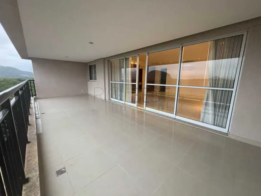 Apartamento com 4 quartos para alugar, 193m2 em Rio De Janeiro - RJ - imagem 8 Foto 8 de Apartamento com 4 quartos para alugar, 193m2 em Rio De Janeiro - RJ