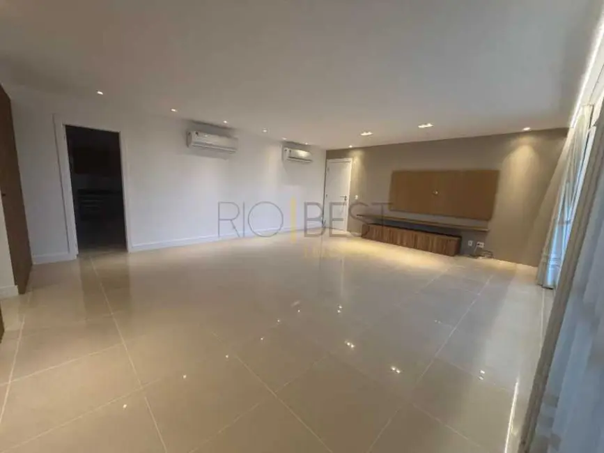 Apartamento com 4 quartos para alugar, 193m2 em Rio De Janeiro - RJ - imagem 3 Foto 3 de Apartamento com 4 quartos para alugar, 193m2 em Rio De Janeiro - RJ