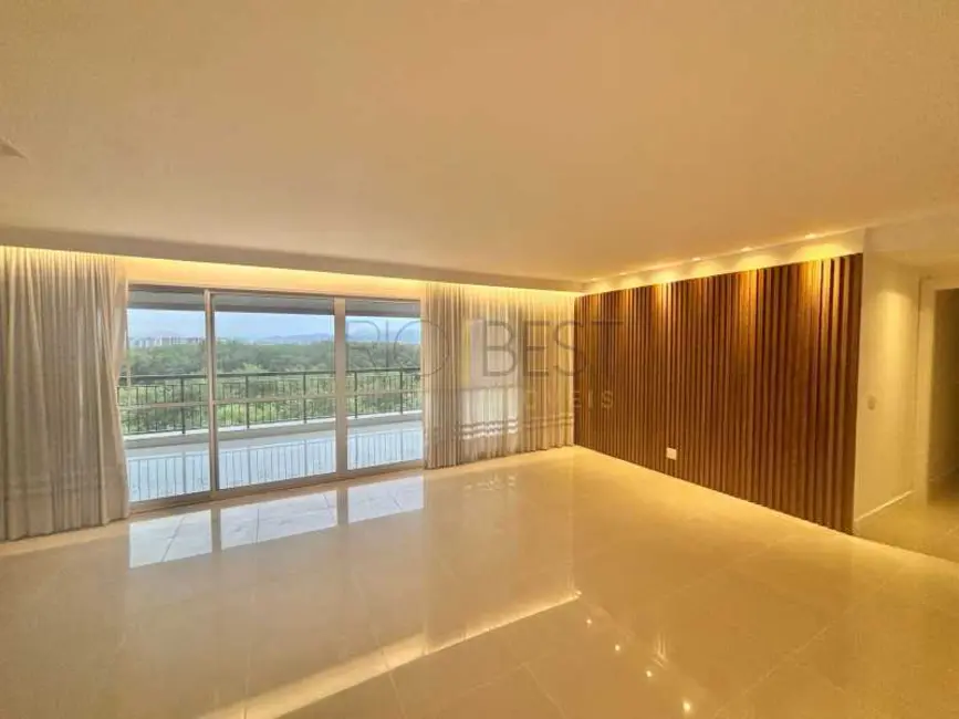 Apartamento com 4 quartos para alugar, 193m2 em Rio De Janeiro - RJ - imagem 1 Foto 1 de Apartamento com 4 quartos para alugar, 193m2 em Rio De Janeiro - RJ