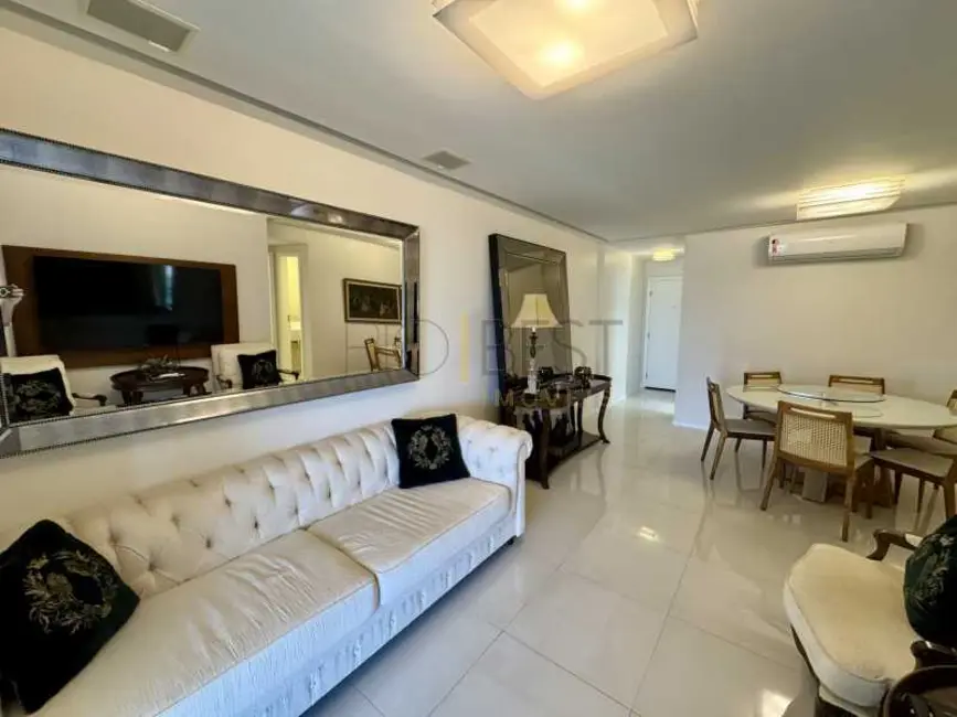Apartamento com 4 quartos para alugar, 127m2 em Rio De Janeiro - RJ - imagem 7 Foto 7 de Apartamento com 4 quartos para alugar, 127m2 em Rio De Janeiro - RJ