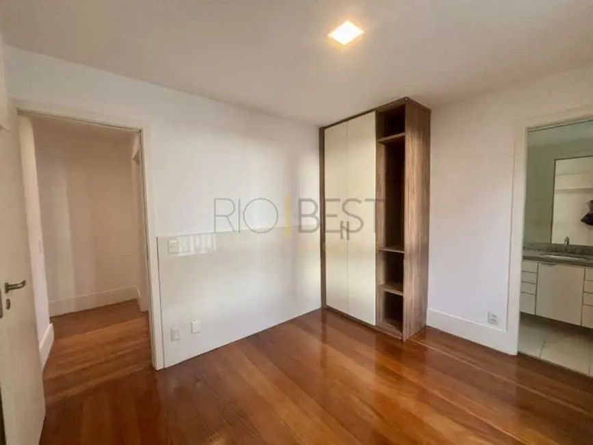 Apartamento com 3 quartos para alugar, 180m2 em Rio De Janeiro - RJ - imagem 9 Foto 9 de Apartamento com 3 quartos para alugar, 180m2 em Rio De Janeiro - RJ
