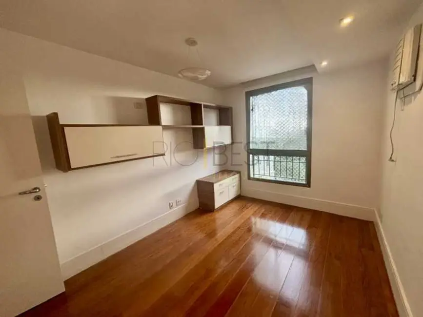 Apartamento com 3 quartos para alugar, 180m2 em Rio De Janeiro - RJ - imagem 8 Foto 8 de Apartamento com 3 quartos para alugar, 180m2 em Rio De Janeiro - RJ