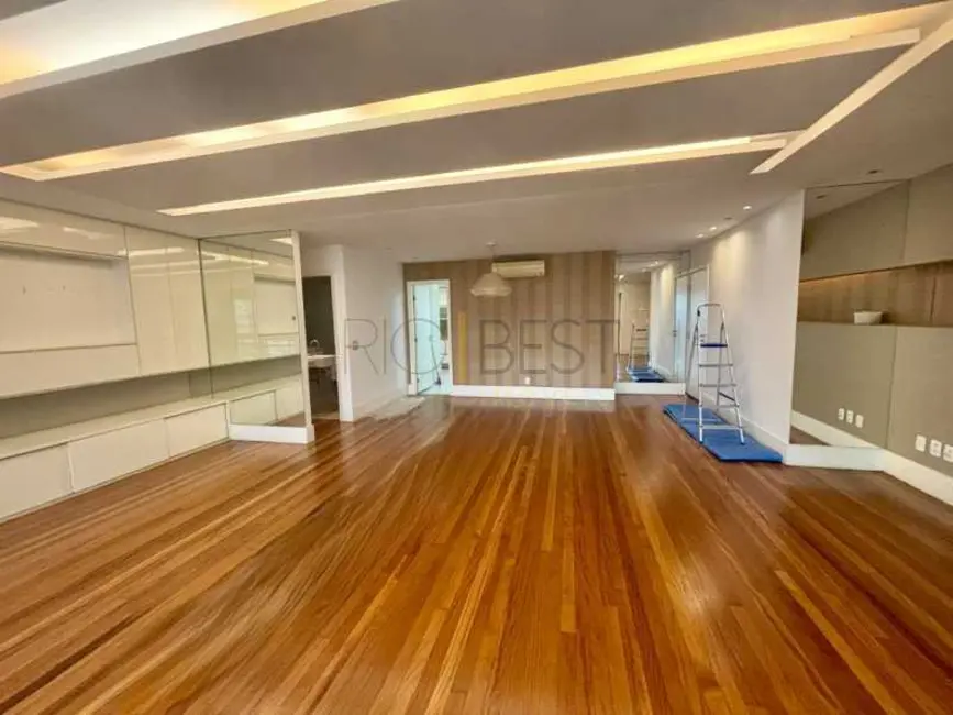 Apartamento com 3 quartos para alugar, 180m2 em Rio De Janeiro - RJ - imagem 5 Foto 5 de Apartamento com 3 quartos para alugar, 180m2 em Rio De Janeiro - RJ