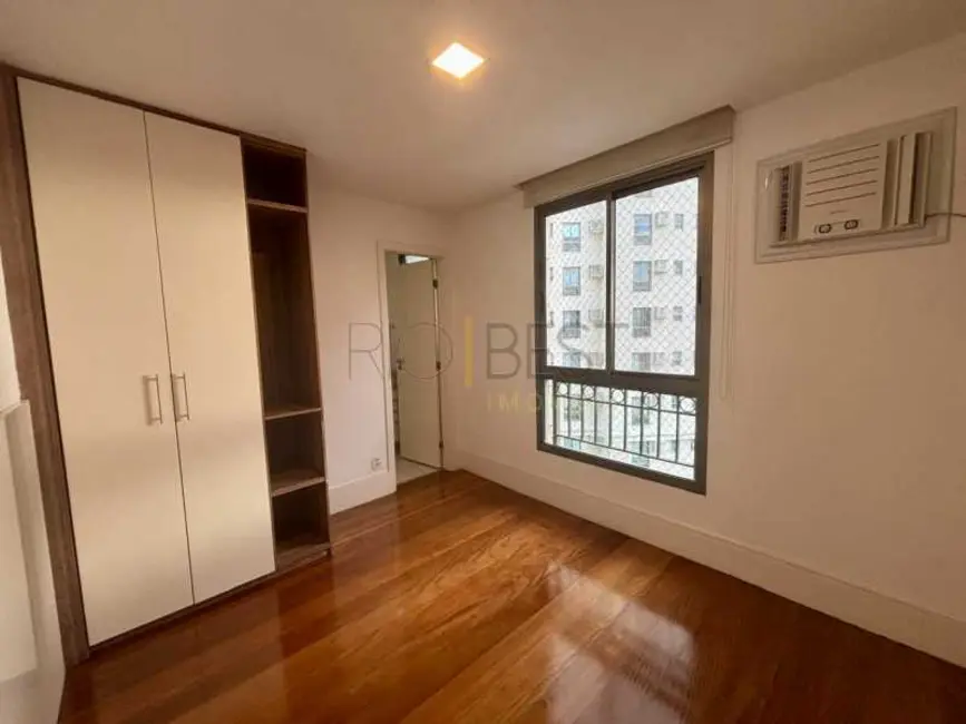 Apartamento com 3 quartos para alugar, 180m2 em Rio De Janeiro - RJ - imagem 4 Foto 4 de Apartamento com 3 quartos para alugar, 180m2 em Rio De Janeiro - RJ