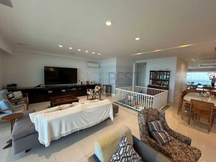 Apartamento com 4 quartos para alugar, 310m2 em Rio De Janeiro - RJ - imagem 8 Foto 8 de Apartamento com 4 quartos para alugar, 310m2 em Rio De Janeiro - RJ