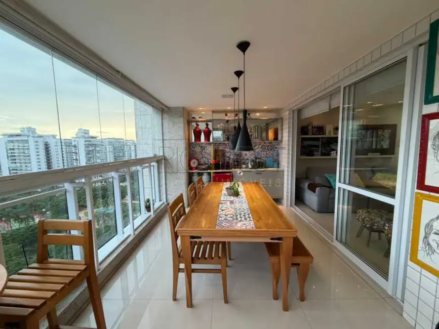 Apartamento com 4 quartos para alugar, 180m2 em Rio De Janeiro - RJ - imagem 1 Foto 1 de Apartamento com 4 quartos para alugar, 180m2 em Rio De Janeiro - RJ