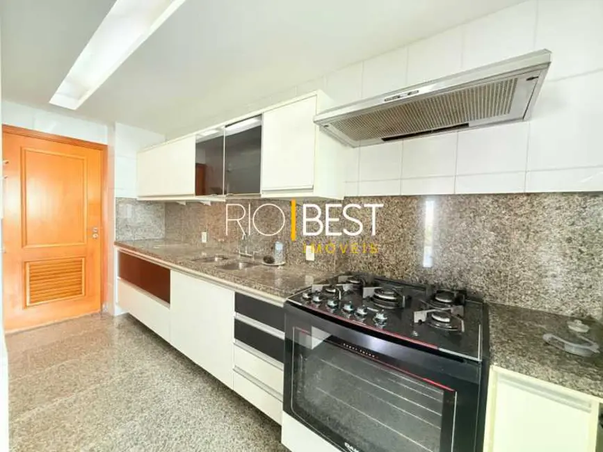 Apartamento com 4 quartos para alugar, 137m2 em Rio De Janeiro - RJ - imagem 5 Foto 5 de Apartamento com 4 quartos para alugar, 137m2 em Rio De Janeiro - RJ