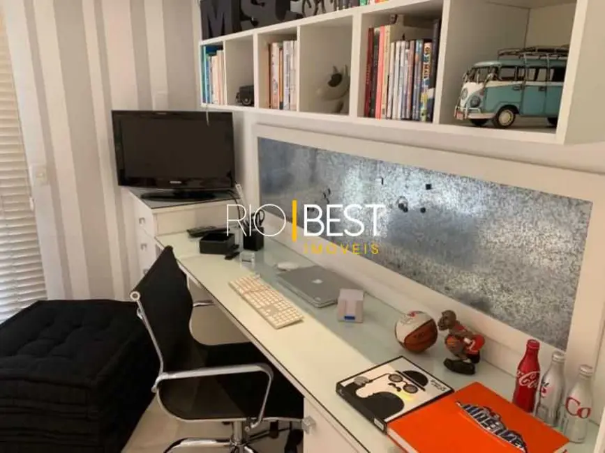 Apartamento com 4 quartos à venda e para alugar, 230m2 em Rio De Janeiro - RJ - imagem 8 Foto 8 de Apartamento com 4 quartos à venda e para alugar, 230m2 em Rio De Janeiro - RJ