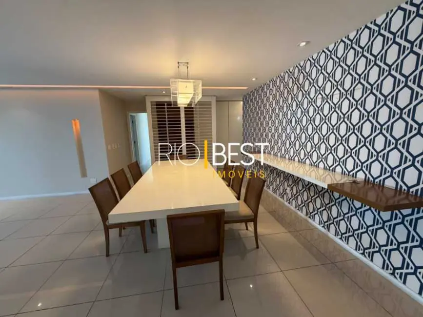 Apartamento com 4 quartos para alugar, 230m2 em Rio De Janeiro - RJ - imagem 8 Foto 8 de Apartamento com 4 quartos para alugar, 230m2 em Rio De Janeiro - RJ
