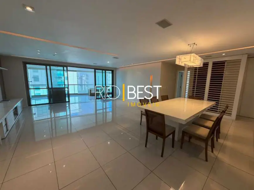 Apartamento com 4 quartos para alugar, 230m2 em Rio De Janeiro - RJ - imagem 1 Foto 1 de Apartamento com 4 quartos para alugar, 230m2 em Rio De Janeiro - RJ