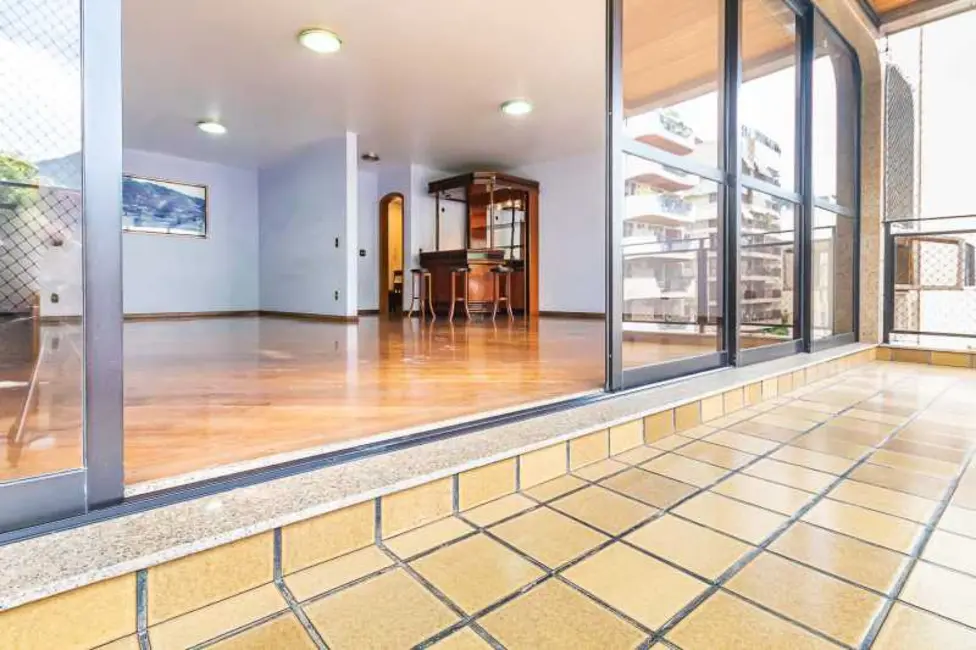 Apartamento com 4 quartos à venda, 220m2 em Rio De Janeiro - RJ - imagem 3 Foto 3 de Apartamento com 4 quartos à venda, 220m2 em Rio De Janeiro - RJ