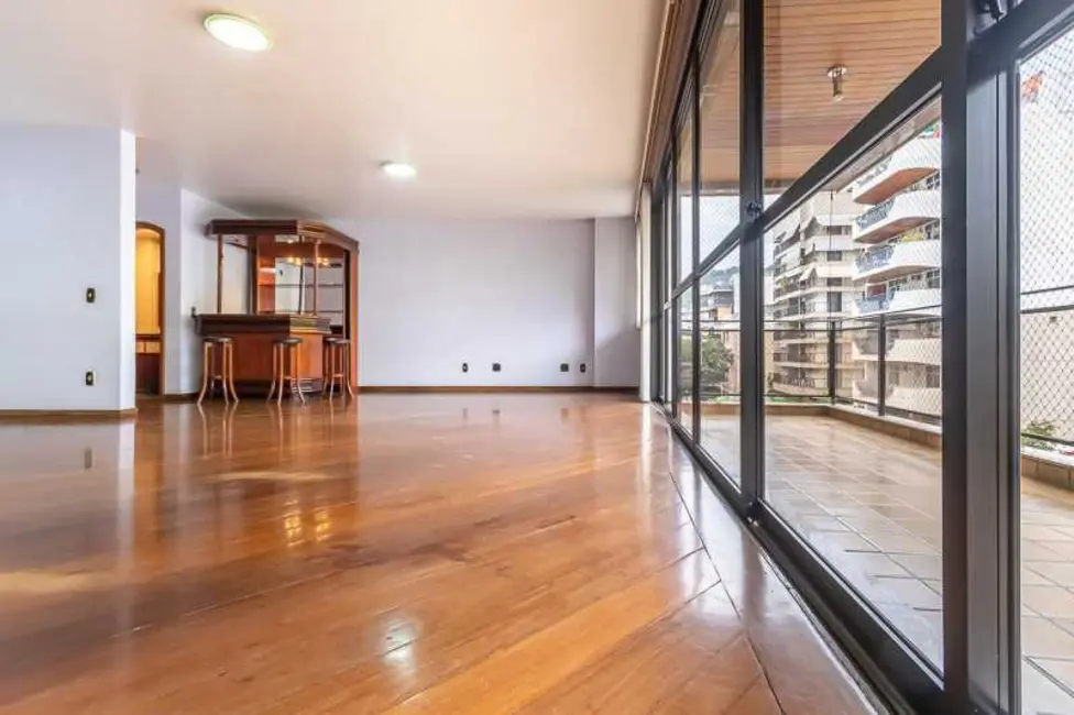 Apartamento com 4 quartos à venda, 220m2 em Rio De Janeiro - RJ - imagem 8 Foto 8 de Apartamento com 4 quartos à venda, 220m2 em Rio De Janeiro - RJ