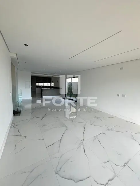 Casa de Condomínio com 3 quartos à venda, 220m2 em Fazenda Rodeio, Mogi Das Cruzes - SP - imagem 5 Foto 5 de Casa de Condomínio com 3 quartos à venda, 220m2 em Fazenda Rodeio, Mogi Das Cruzes - SP