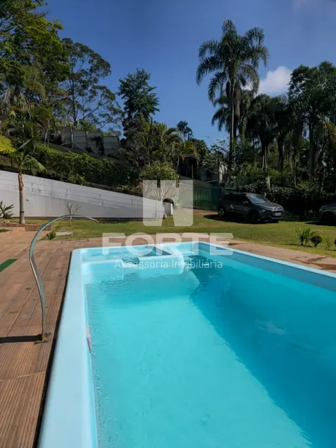 Chácara com 4 quartos para alugar, 350m2 em Canjicas, Aruja - SP - imagem 3 Foto 3 de Chácara com 4 quartos para alugar, 350m2 em Canjicas, Aruja - SP