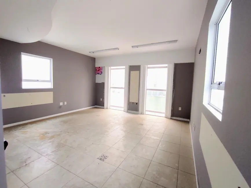 Sala Comercial com 1 quarto à venda, 33m2 em Pioneiros, Balneario Camboriu - SC - imagem 3 Foto 3 de Sala Comercial com 1 quarto à venda, 33m2 em Pioneiros, Balneario Camboriu - SC