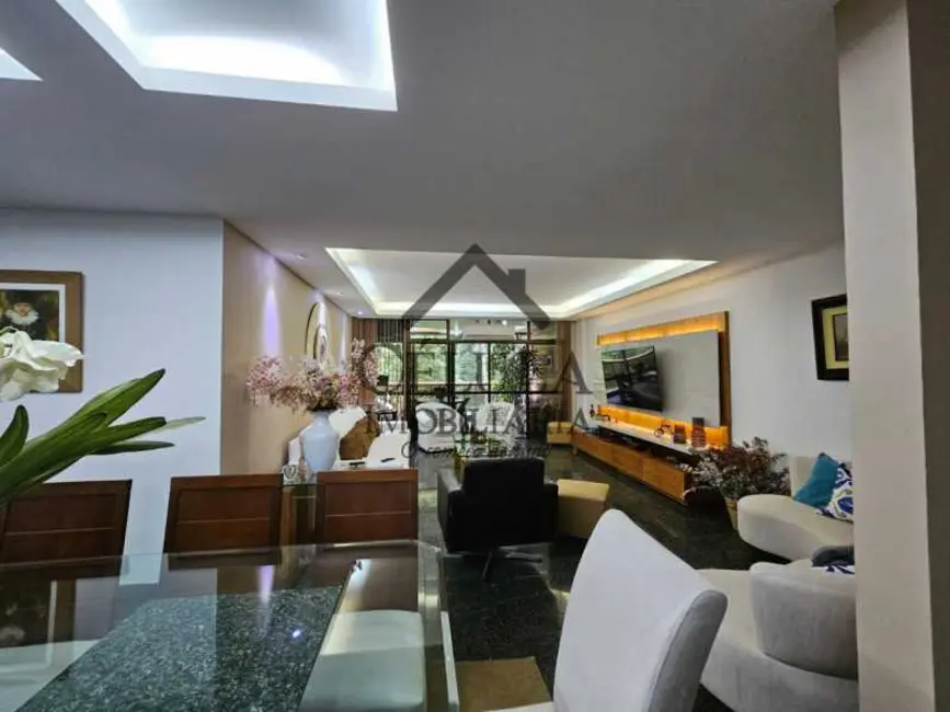 Apartamento com 4 quartos à venda, 227m2 em Rio De Janeiro - RJ - imagem 8 Foto 8 de Apartamento com 4 quartos à venda, 227m2 em Rio De Janeiro - RJ