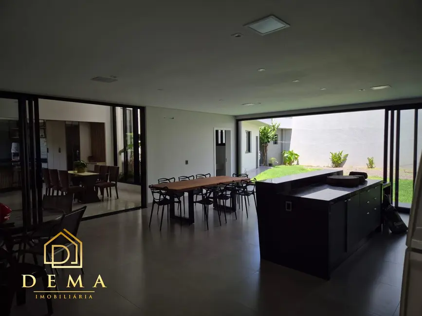 Casa com 3 quartos à venda, 306m2 em Toledo - PR - imagem 2 Foto 2 de Casa com 3 quartos à venda, 306m2 em Toledo - PR
