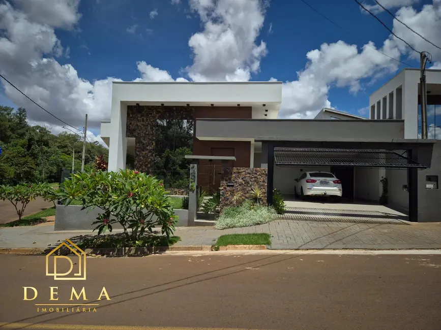 Casa com 3 quartos à venda, 306m2 em Toledo - PR - imagem 1 Foto 1 de Casa com 3 quartos à venda, 306m2 em Toledo - PR