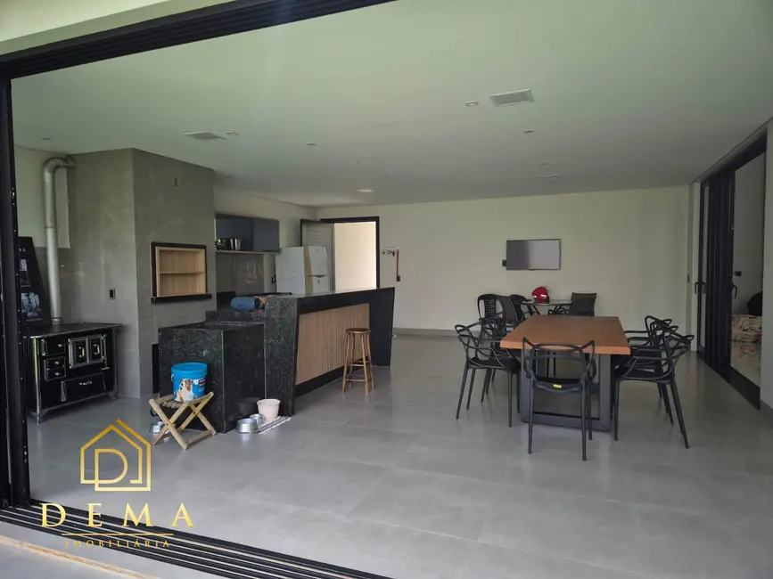 Casa com 3 quartos à venda, 306m2 em Toledo - PR - imagem 5 Foto 5 de Casa com 3 quartos à venda, 306m2 em Toledo - PR
