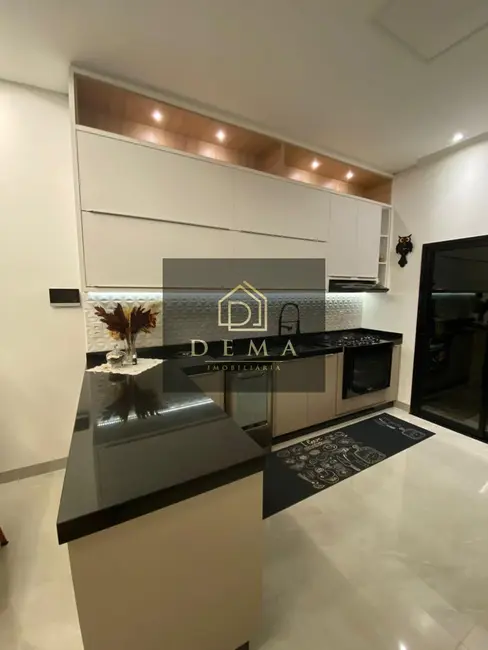Sobrado com 2 quartos à venda, 200m2 em Jardim Gisela, Toledo - PR - imagem 3 Foto 3 de Sobrado com 2 quartos à venda, 200m2 em Jardim Gisela, Toledo - PR